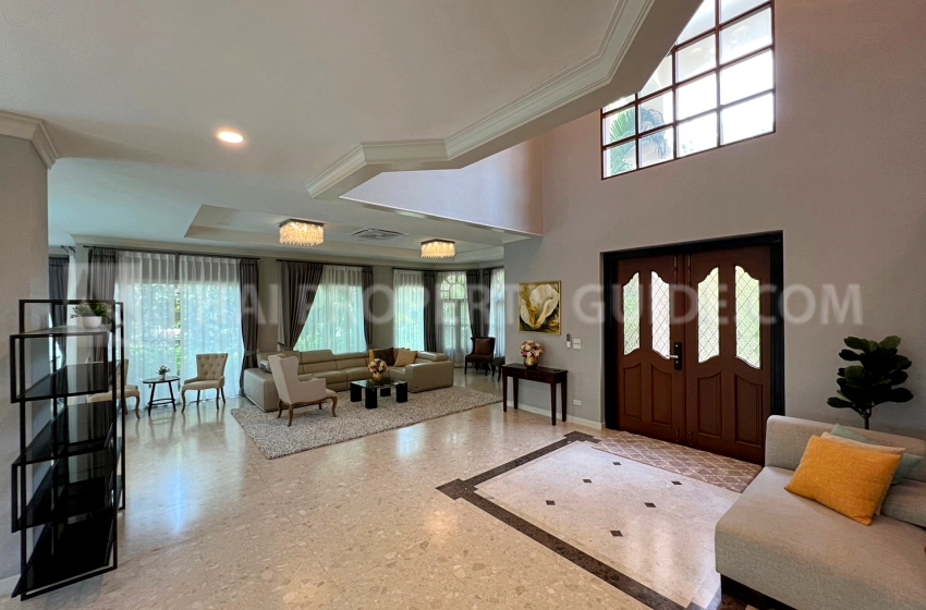 House with Private Pool in Sukhumvit 